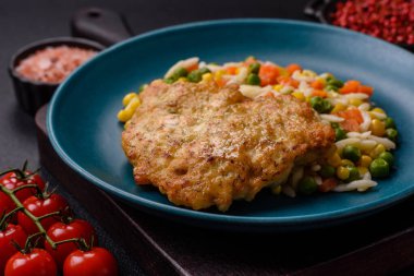 Lezzetli haşlanmış pirinç sebzeli veya havuçlu risotto, bezelye ve tuzlu ve baharatlı mısır.