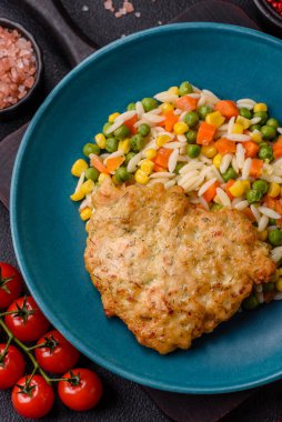 Lezzetli haşlanmış pirinç sebzeli veya havuçlu risotto, bezelye ve tuzlu ve baharatlı mısır.