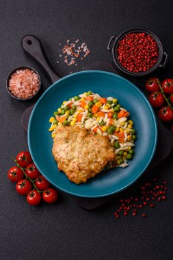 Lezzetli haşlanmış pirinç sebzeli veya havuçlu risotto, bezelye ve tuzlu ve baharatlı mısır.