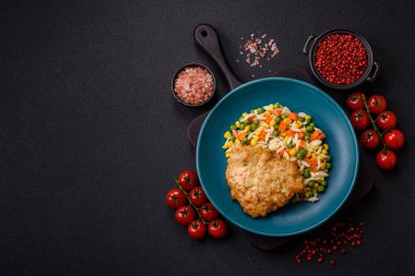 Lezzetli haşlanmış pirinç sebzeli veya havuçlu risotto, bezelye ve tuzlu ve baharatlı mısır.