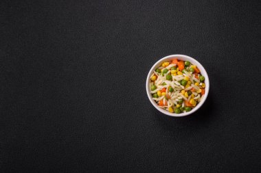 Lezzetli haşlanmış pirinç sebzeli veya havuçlu risotto, bezelye ve tuzlu ve baharatlı mısır.