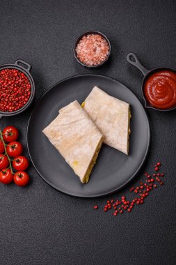 Lezzetli sulu rulo ya da tavuklu shawarma, domates, salata ve soslu koyu beton arka planda