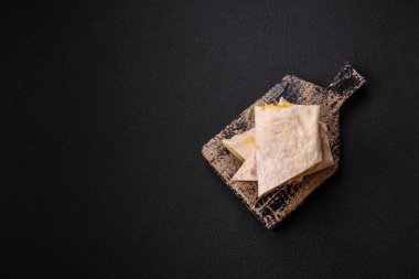 Lezzetli sulu rulo ya da tavuklu shawarma, domates, salata ve soslu koyu beton arka planda