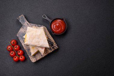 Lezzetli sulu rulo ya da tavuklu shawarma, domates, salata ve soslu koyu beton arka planda