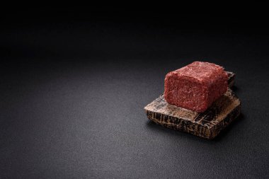 Lezzetli, tuzlu, baharatlı ve çimento kaplı pembe jambon.