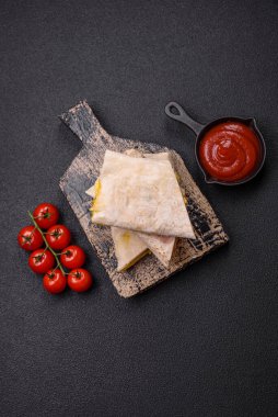 Lezzetli sulu rulo ya da tavuklu shawarma, domates, salata ve soslu koyu beton arka planda