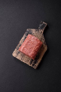 Lezzetli, tuzlu, baharatlı ve çimento kaplı pembe jambon.