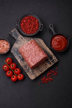 Lezzetli, tuzlu, baharatlı ve çimento kaplı pembe jambon.