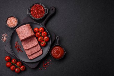 Lezzetli, tuzlu, baharatlı ve çimento kaplı pembe jambon.