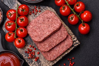 Lezzetli, tuzlu, baharatlı ve çimento kaplı pembe jambon.