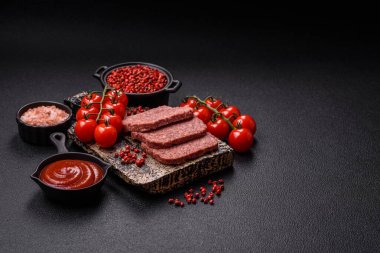 Lezzetli, tuzlu, baharatlı ve çimento kaplı pembe jambon.