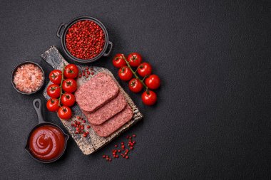 Lezzetli, tuzlu, baharatlı ve çimento kaplı pembe jambon.