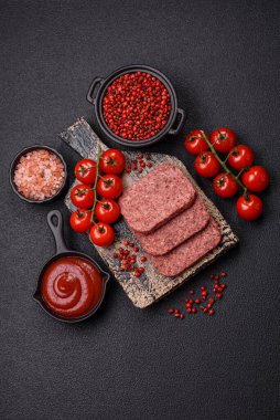 Lezzetli, tuzlu, baharatlı ve çimento kaplı pembe jambon.