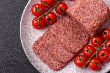 Lezzetli, tuzlu, baharatlı ve çimento kaplı pembe jambon.