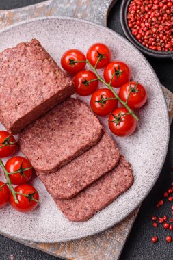 Lezzetli, tuzlu, baharatlı ve çimento kaplı pembe jambon.