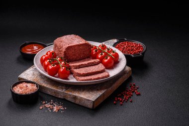 Lezzetli, tuzlu, baharatlı ve çimento kaplı pembe jambon.