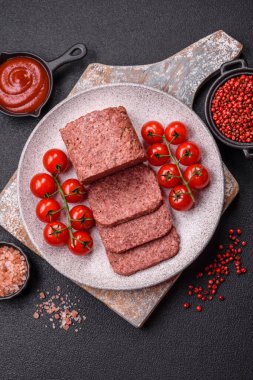 Lezzetli, tuzlu, baharatlı ve çimento kaplı pembe jambon.