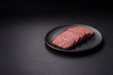 Lezzetli, tuzlu, baharatlı ve çimento kaplı pembe jambon.