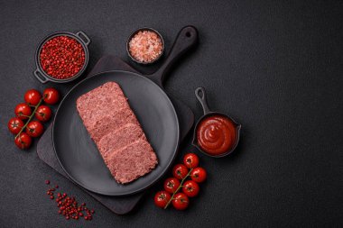 Lezzetli, tuzlu, baharatlı ve çimento kaplı pembe jambon.