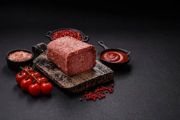 Lezzetli, tuzlu, baharatlı ve çimento kaplı pembe jambon.