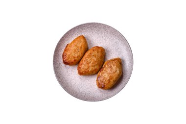 Lezzetli taze kıymalı balık pirzolası. Esmer arka planda baharatlar ve otlarla birlikte.