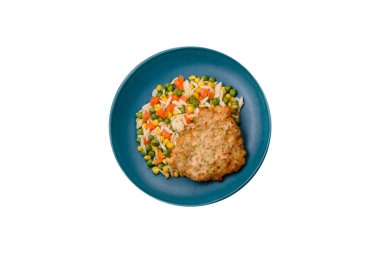 Lezzetli haşlanmış pirinç sebzeli veya havuçlu risotto, bezelye ve tuzlu ve baharatlı mısır.