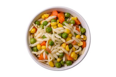Lezzetli haşlanmış pirinç sebzeli veya havuçlu risotto, bezelye ve tuzlu ve baharatlı mısır.