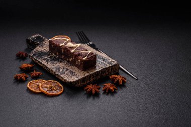 Çikolatalı, fındıklı, koyu beton kaplı lezzetli browniler.