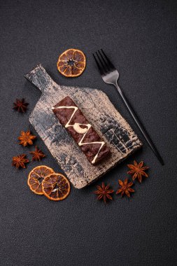 Çikolatalı, fındıklı, koyu beton kaplı lezzetli browniler.