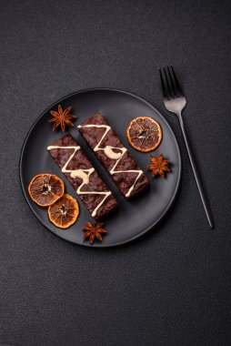 Çikolatalı, fındıklı, koyu beton kaplı lezzetli browniler.