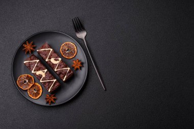 Çikolatalı, fındıklı, koyu beton kaplı lezzetli browniler.