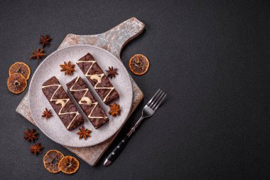 Çikolatalı, fındıklı, koyu beton kaplı lezzetli browniler.