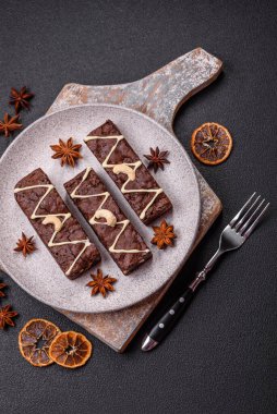 Çikolatalı, fındıklı, koyu beton kaplı lezzetli browniler.