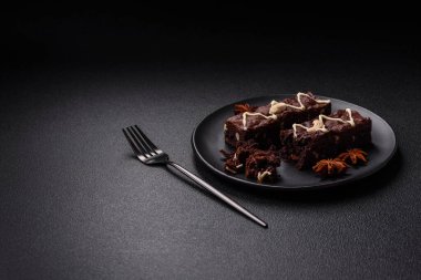 Çikolatalı, fındıklı, koyu beton kaplı lezzetli browniler.