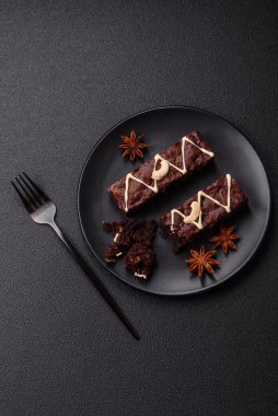 Çikolatalı, fındıklı, koyu beton kaplı lezzetli browniler.