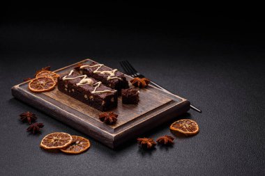 Çikolatalı, fındıklı, koyu beton kaplı lezzetli browniler.