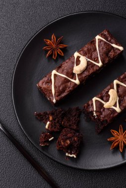 Çikolatalı, fındıklı, koyu beton kaplı lezzetli browniler.