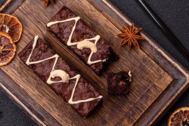 Çikolatalı, fındıklı, koyu beton kaplı lezzetli browniler.