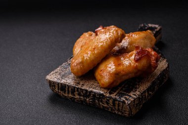 Tuzlu, baharatlı ve çimento kaplı lezzetli kızarmış tavuk kanatları.