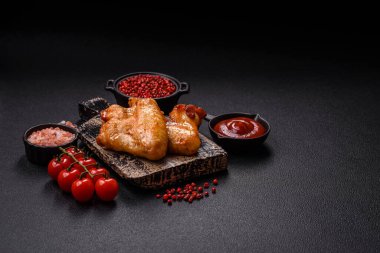 Tuzlu, baharatlı ve çimento kaplı lezzetli kızarmış tavuk kanatları.