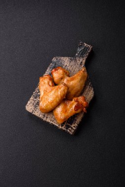 Tuzlu, baharatlı ve çimento kaplı lezzetli kızarmış tavuk kanatları.