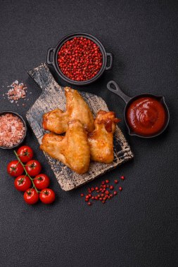 Tuzlu, baharatlı ve çimento kaplı lezzetli kızarmış tavuk kanatları.