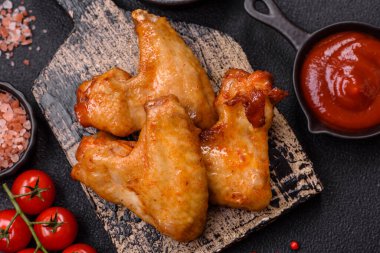 Tuzlu, baharatlı ve çimento kaplı lezzetli kızarmış tavuk kanatları.