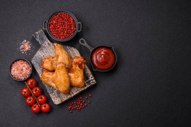 Tuzlu, baharatlı ve çimento kaplı lezzetli kızarmış tavuk kanatları.