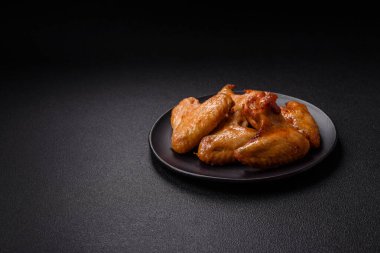 Tuzlu, baharatlı ve çimento kaplı lezzetli kızarmış tavuk kanatları.