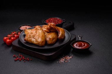 Tuzlu, baharatlı ve çimento kaplı lezzetli kızarmış tavuk kanatları.