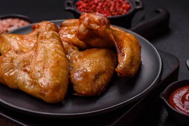 Tuzlu, baharatlı ve çimento kaplı lezzetli kızarmış tavuk kanatları.