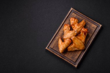 Tuzlu, baharatlı ve çimento kaplı lezzetli kızarmış tavuk kanatları.