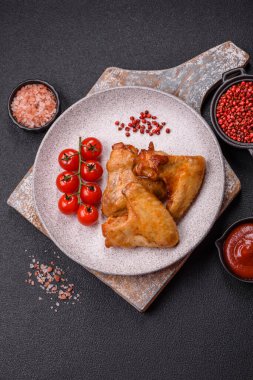 Tuzlu, baharatlı ve çimento kaplı lezzetli kızarmış tavuk kanatları.