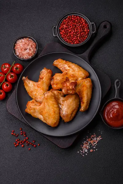 Tuzlu, baharatlı ve çimento kaplı lezzetli kızarmış tavuk kanatları.